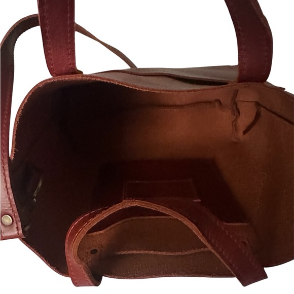 Portland Leather Medium Crossbody Tote Bag in Rosso - Picture 3 of 7